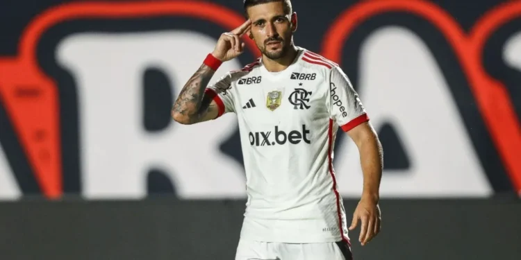 Ídolos decidem, e Flamengo supera Vitória no Barradão