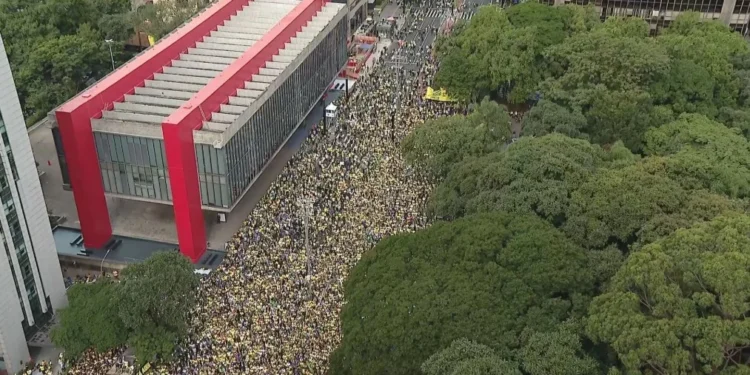 STF julga 17 réus por atos do 8/1 em meio a pedido de anistia em SP