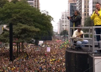 Governistas ironizam público em ato pró-anistia e rejeitam proposta