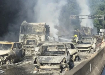 Carros incendiados no Morro dos Cavalos (SC) • Reprodução/Corpo de Bombeiros