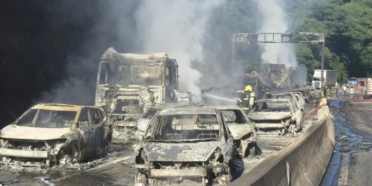 Caminhão explode e incendeia carros em rodovia de SC