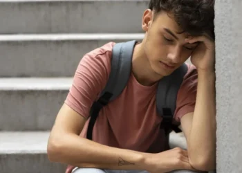 Um erro comum nas escolas é não oferecer canais claros e protegidos para denúncias de bullying • Freepik