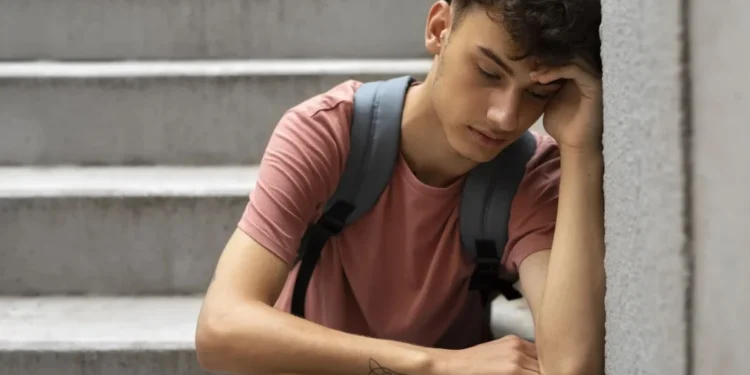 Um erro comum nas escolas é não oferecer canais claros e protegidos para denúncias de bullying • Freepik