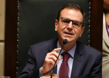 Paes lidera para governador no RJ com 48,9%, aponta Paraná Pesquisas