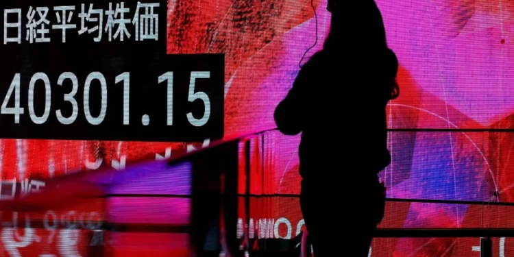 Mercados asiáticos despencam em meio à turbulência tarifária