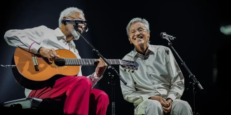 Caetano Veloso sobe ao palco e participa de show de Gilberto Gil