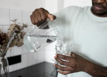 Beber mais água é uma dica importante para quem quer ter uma vida mais saudável • Freepik