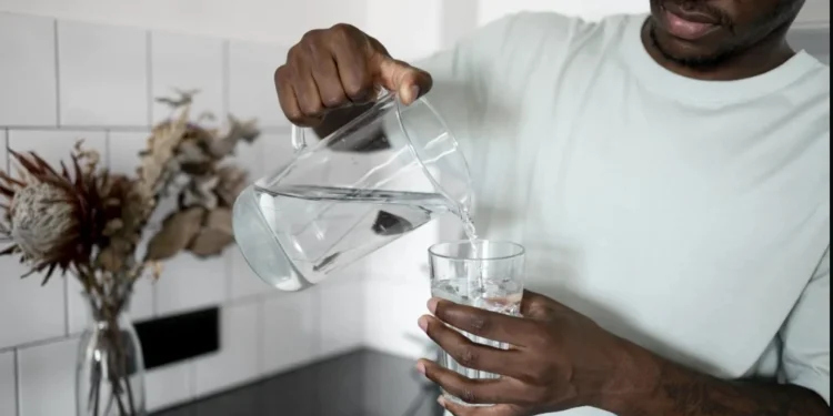 Beber mais água é uma dica importante para quem quer ter uma vida mais saudável • Freepik