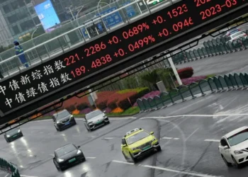 Painel eletrônico mostra cotações de ações no distrito financeiro de Lujiazui, em Xangai, na China • Aly Song/Reuters