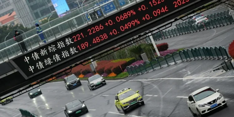 Painel eletrônico mostra cotações de ações no distrito financeiro de Lujiazui, em Xangai, na China • Aly Song/Reuters