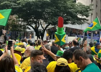 Entenda por que batom virou símbolo da direita