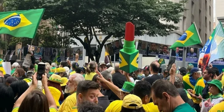 Entenda por que batom virou símbolo da direita