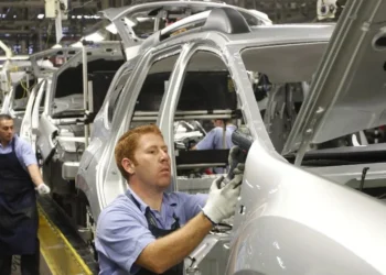 Linha de montagem de fábrica da Renault em São José dos Pinhais (PR) • 02/08/2012 - REUTERS/Rodolfo Buhrer