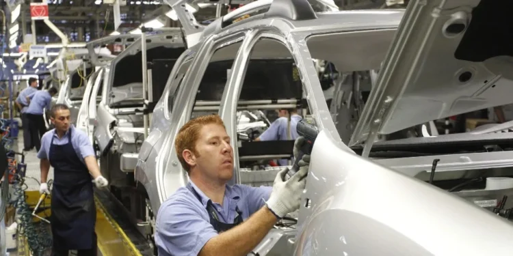 Faturamento da indústria cresce 1,6% em fevereiro, mas salário cai