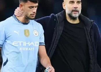 Matheus Nunes e Pep Guardiola durante jogo do Manchester City Imagem: Alex Livesey - Danehouse/Getty