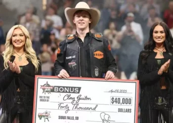 Clay Guiton, com o cheque de US$ 40 mil pela vitória na etapa de Sioux Falls da PBR — Foto: PBR