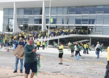 Com ações no aeroporto e na Câmara, PL busca apoio por projeto da anistia