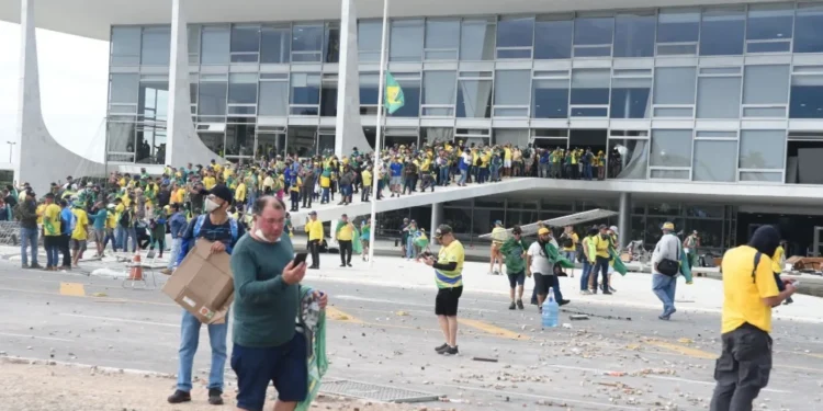 Com ações no aeroporto e na Câmara, PL busca apoio por projeto da anistia
