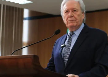 Com novo texto, Lewandowski entrega PEC da Segurança a Hugo e líderes