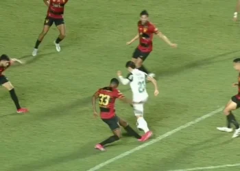 Arbitragem viu pênalti cometido por Matheus Alexandre em Raphael Veiga • Reprodução/CBF