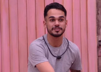 João Gabriel, do BBB 25, reclamou da espontaneidade da risada de Vitória Strada no Sincerão • Reprodução/Globoplay