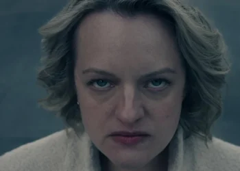 Elisabeth Moss como June em "The Handmaid's Tale" • Hulu