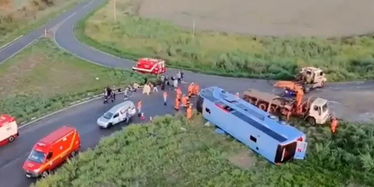 Acidente de ônibus deixa ao menos dez mortos no interior de MG