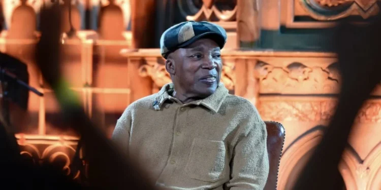 Milton Nascimento recebe homenagem em SP com Johnny Hooker