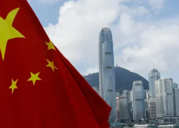 Bandeira da China no distrito financeiro de Hong Kong • Tyrone Siu/Reuters
