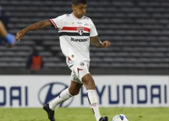 Luiz Gustavo atuando contra o Talleres-ARG, pela Libertadores na última quarta (2) • Foto: Rubens Chiri/Saopaulofc.net