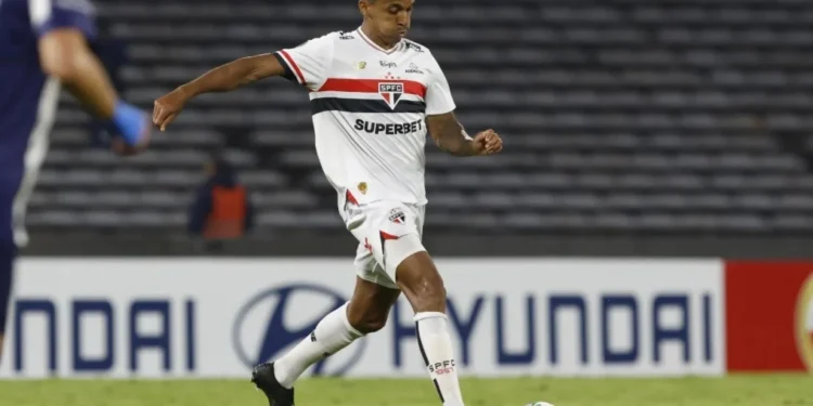 Luiz Gustavo atuando contra o Talleres-ARG, pela Libertadores na última quarta (2) • Foto: Rubens Chiri/Saopaulofc.net