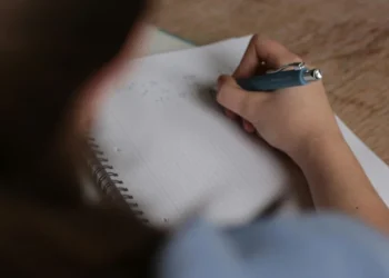 CAPES vai utilizar PIX para fazer pagamento das bolsas de pós-graduação • Foto: Louis Bauer/Pexels