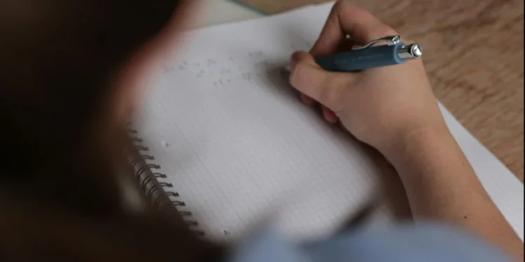 CAPES vai utilizar PIX para fazer pagamento das bolsas de pós-graduação • Foto: Louis Bauer/Pexels