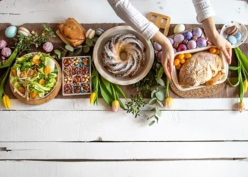 Com criatividade e orientação profissional, é possível celebrar a data com segurança e prazer à mesa crédito: pvproductions/ FreePik