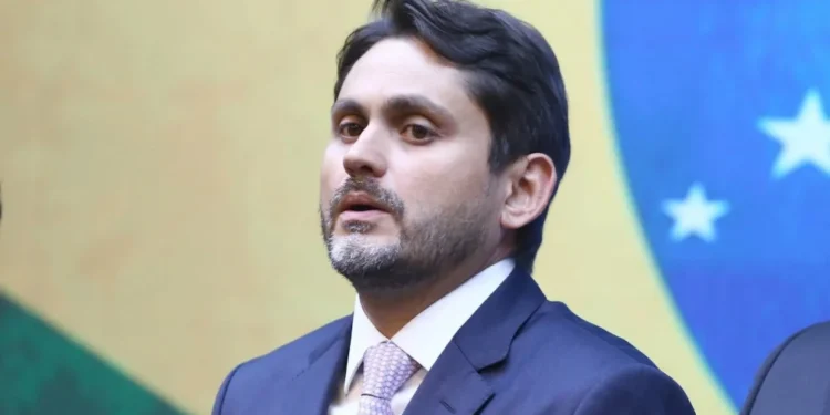 União Brasil avalia colocar Juscelino na liderança do partido na Câmara