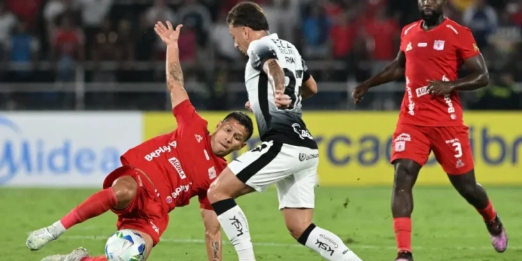 Disputa de bola em América de Cali x Corinthians pela Sul-Americana • Divulgação / Sudamericana