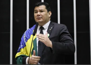Deputado que pediu morte de Lula foi condenado por xingar parlamentar no ES