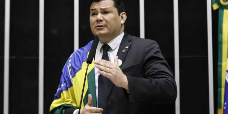 Deputado que pediu morte de Lula foi condenado por xingar parlamentar no ES