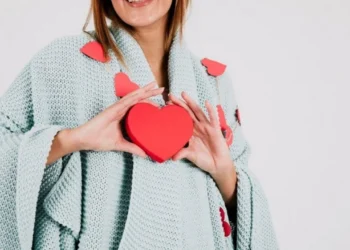 O outono, com a mudança de rotina e os dias mais curtos, pode ser um bom momento para rever os hábitos e dedicar-se mais ao autocuidado / crédito: Freepik