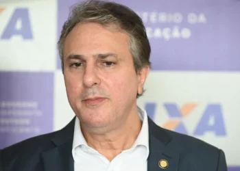 Ministro Camilo Santana anuncia grupo para revisar metodologia e orientar o governo após polêmica envolvendo indicador de alfabetização. / crédito: Leandro Couri/EM/D.A.Press