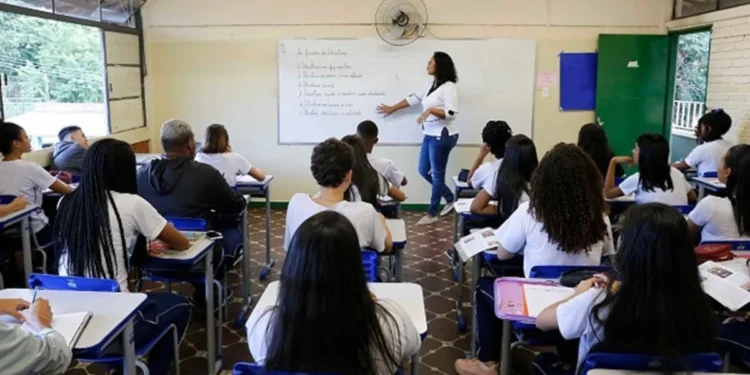 Educação integral e técnica crescem no ensino médio, mas EJA despenca
