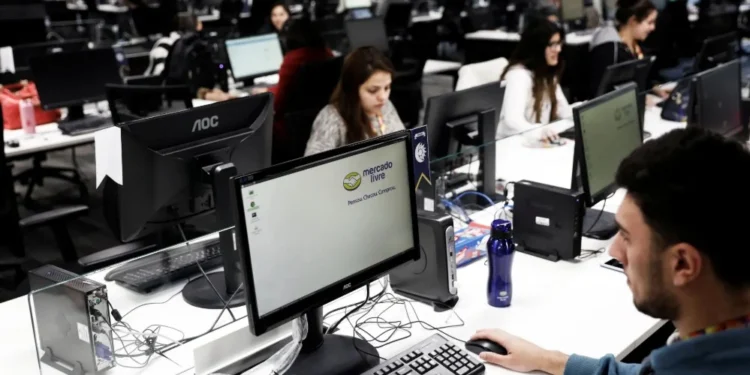 Setor de serviços cresce 0,8% em fevereiro, diz IBGE