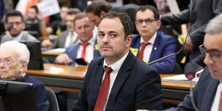 Glauber toma isotônico e ouve NXZero para “manter tranquilidade”, diz PSOL