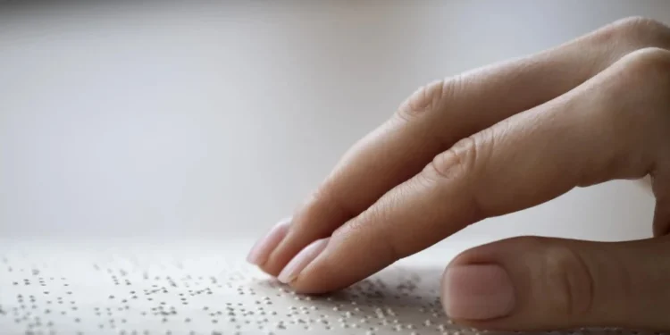 Braille e outros recursos são oferecidos no Enem para os candidatos cegos ou com baixa visão • Freepik