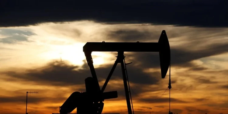 Petróleo tem forte queda com persistência de temores de guerra comercial