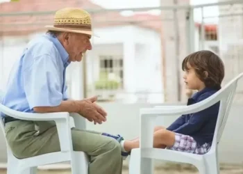 Sente-se, levante e avalie sua pontuação de acordo com a sua idade — Foto: Getty Images via BBC