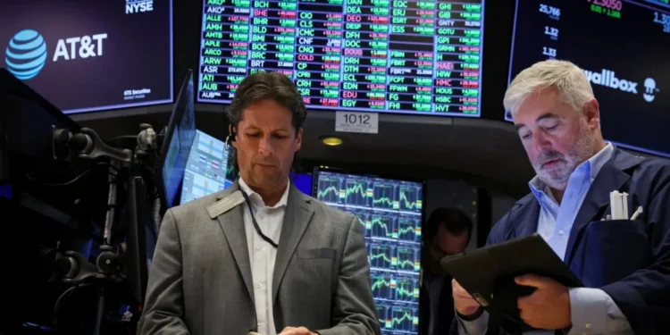 Dólar vai a R$ 5,89 com tensão global; Bolsas dos EUA e Ibovespa recuam