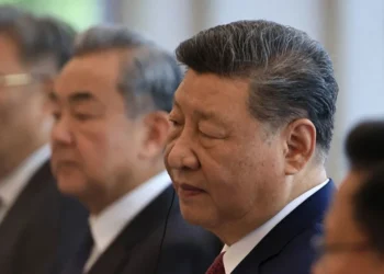 Xi Jinping participa de uma reunião com o primeiro-ministro espanhol Pedro Sanchez, em Pequim, nesta sexta-feira (11) • Getty Images