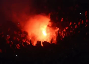 Torcida do Colo-Colo acende sinalizadores no jogo contra o Fortaleza • Marcelo Hernandez/Getty Images