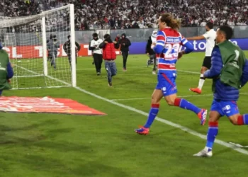 Jogadores do Fortaleza correm para o vestiário após invasão no gramado • Marcelo Hernandez/Getty Images
